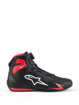 Scarpe Alpinestars Celer, scarpe da moto, nero e rosso acceso, vista laterale con logo Alpinestars bianco, sistema di chiusura Rotor, protezione per la caviglia in TPU rosso e costruzione aerodinamica in microfibra per sport e racing