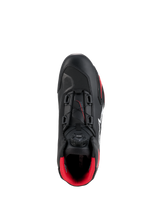Scarpe Alpinestars Celer, nero e rosso brillante, vista dall'alto che mette in risalto il sistema di chiusura Rotor, costruzione in microfibra tecnica e fodera interna rosso acceso, scarpe da guida motociclistica sportiva