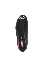 Alpinestars Scarpe Celer, scarpe da moto, nero e rosso acceso, vista dal basso che mostra la suola in gomma testurizzata con logo Alpinestars bianco e accenti rossi.