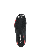 Alpinestars Scarpe Celer, scarpe da moto, nero e rosso acceso, vista dal basso che mostra la suola in gomma testurizzata con logo Alpinestars bianco e accenti rossi.