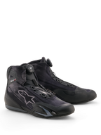 Scarpe Alpinestars Celer Superair, scarpe da moto, nero e grigio scuro, con sistema di chiusura a rotore, tomaia in tessuto ad alto flusso d'aria, profilo sportivo con marchio Alpinestars, progettate per la guida in climi caldi.
