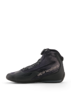 Scarpe Alpinestars Celer Superair, nero e grigio scuro, scarpe da moto per guida sportiva, vista di profilo con tomaia in tessuto ad alto flusso d'aria, rotella del sistema di chiusura Rotor e marchio Alpinestars grigio sul lato