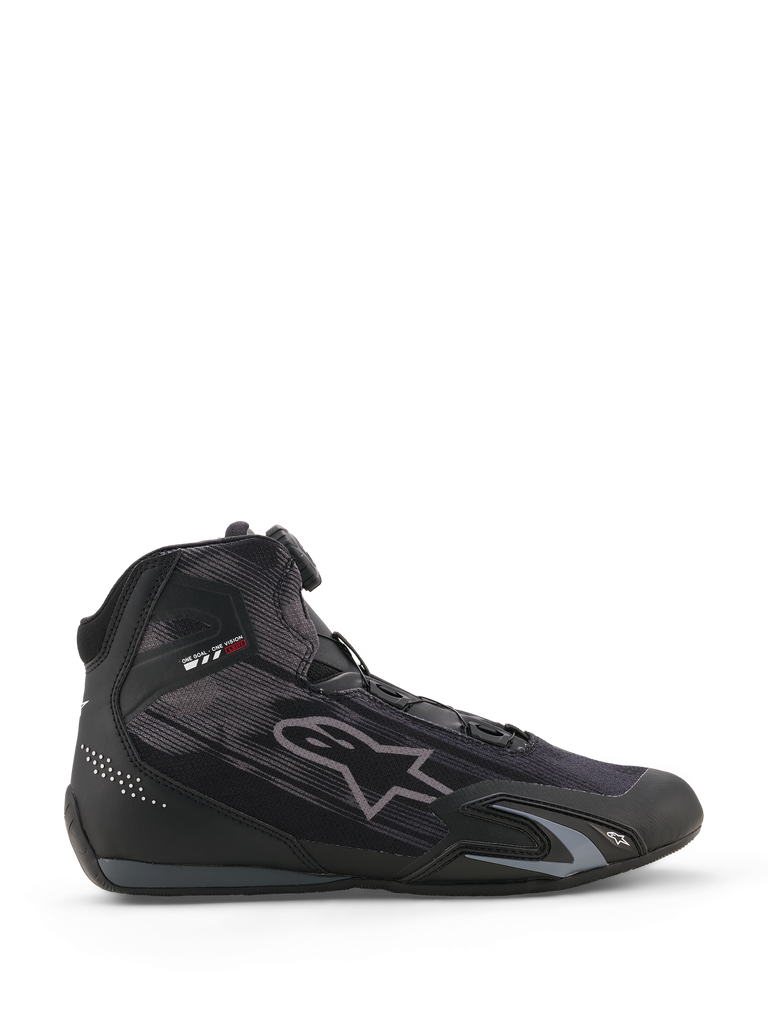 Alpinestars Celer Superair Shoes, scarpe da moto, nero e grigio scuro, profilo laterale con costruzione in tessuto ad alto flusso d'aria, dotate di sistema di chiusura Rotor e rinforzi protettivi in TPU, design sportivo da motorsport.