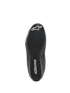 Scarpe Alpinestars Celer Superair, scarpe da moto, nero e grigio scuro, vista inferiore della suola in gomma testurizzata resistente all'olio, con logo a stella Alpinestars bianco sulla punta e marchio sul tallone