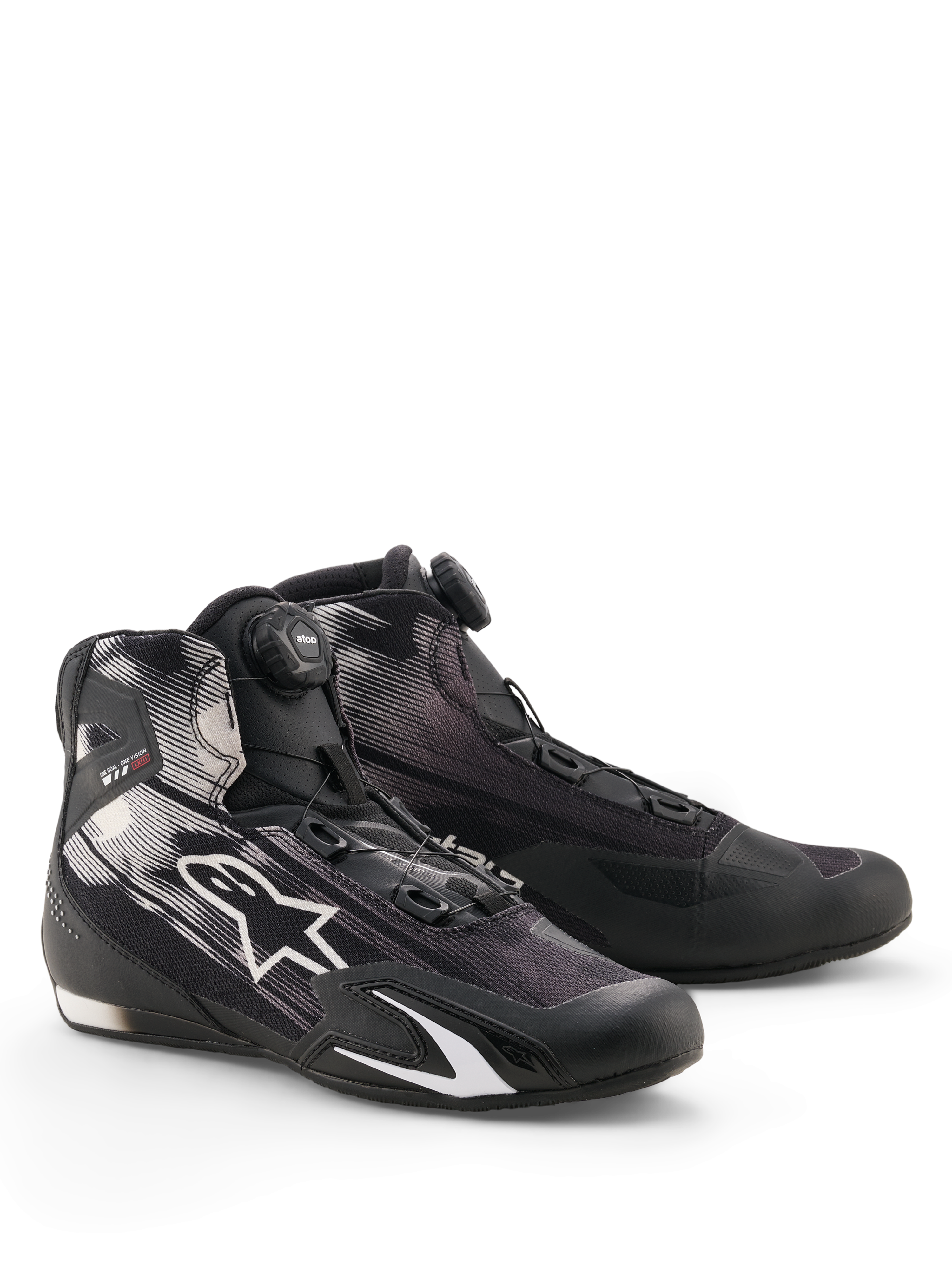 Scarpe Alpinestars Celer Superair, calzature da moto, nero e bianco, con sistema di chiusura Rotor sulla linguetta, logo a stella bianca su tomaia in tessuto traspirante e design sportivo a basso profilo.