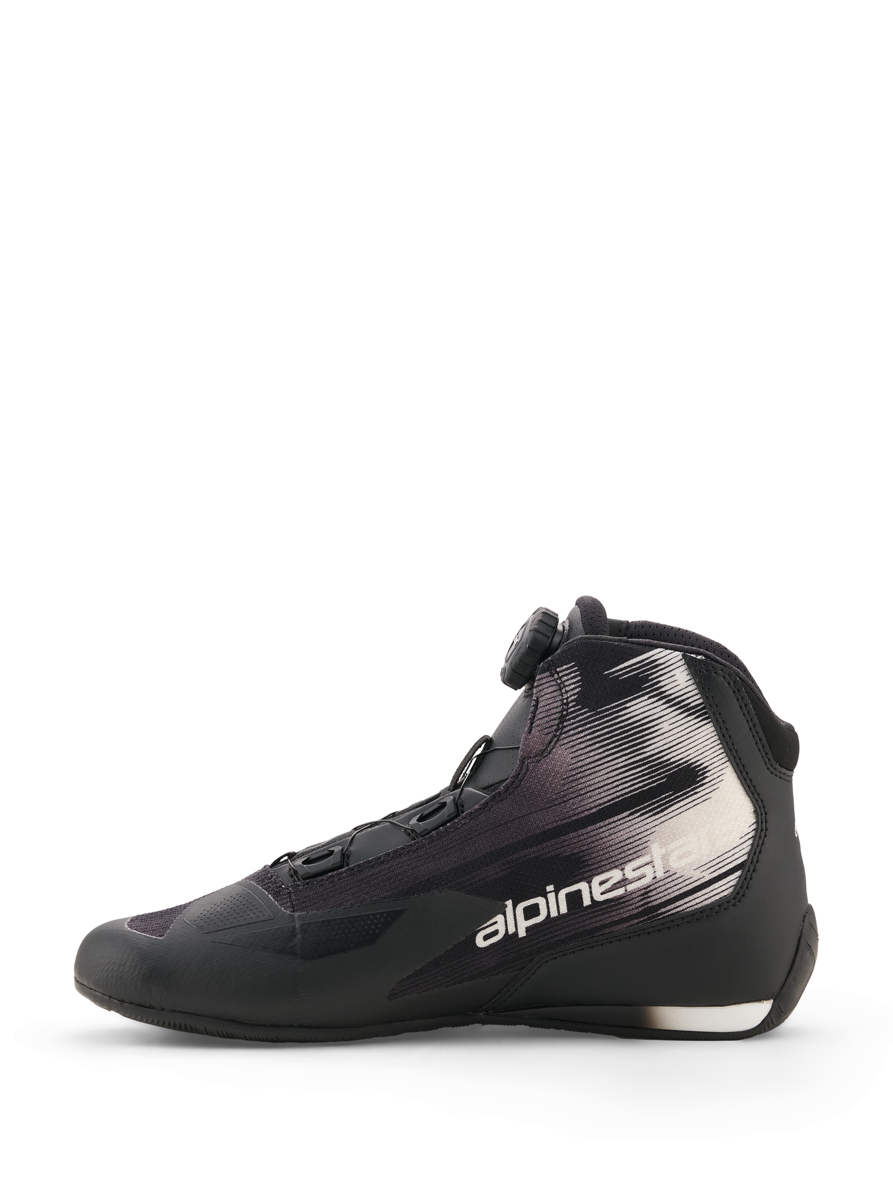 Scarpe Alpinestars Celer Superair, nero e bianco, scarpe da moto, vista laterale, dotate di sistema di chiusura Rotor, tomaia in tessuto con motivi grafici bianchi e logo Alpinestars, design sportivo e per il tempo libero