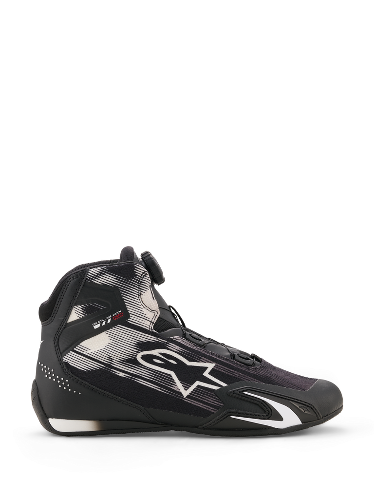 Alpinestars Scarpe Celer Superair, scarpe da moto, nero e bianco, vista laterale con motivi grafici bianchi e grande logo Astar, sistema di chiusura Rotor sulla linguetta, protezione della caviglia in TPU con branding 'ONE GOAL ONE VISION', tomaia in tessuto traspirante per prestazioni con il caldo