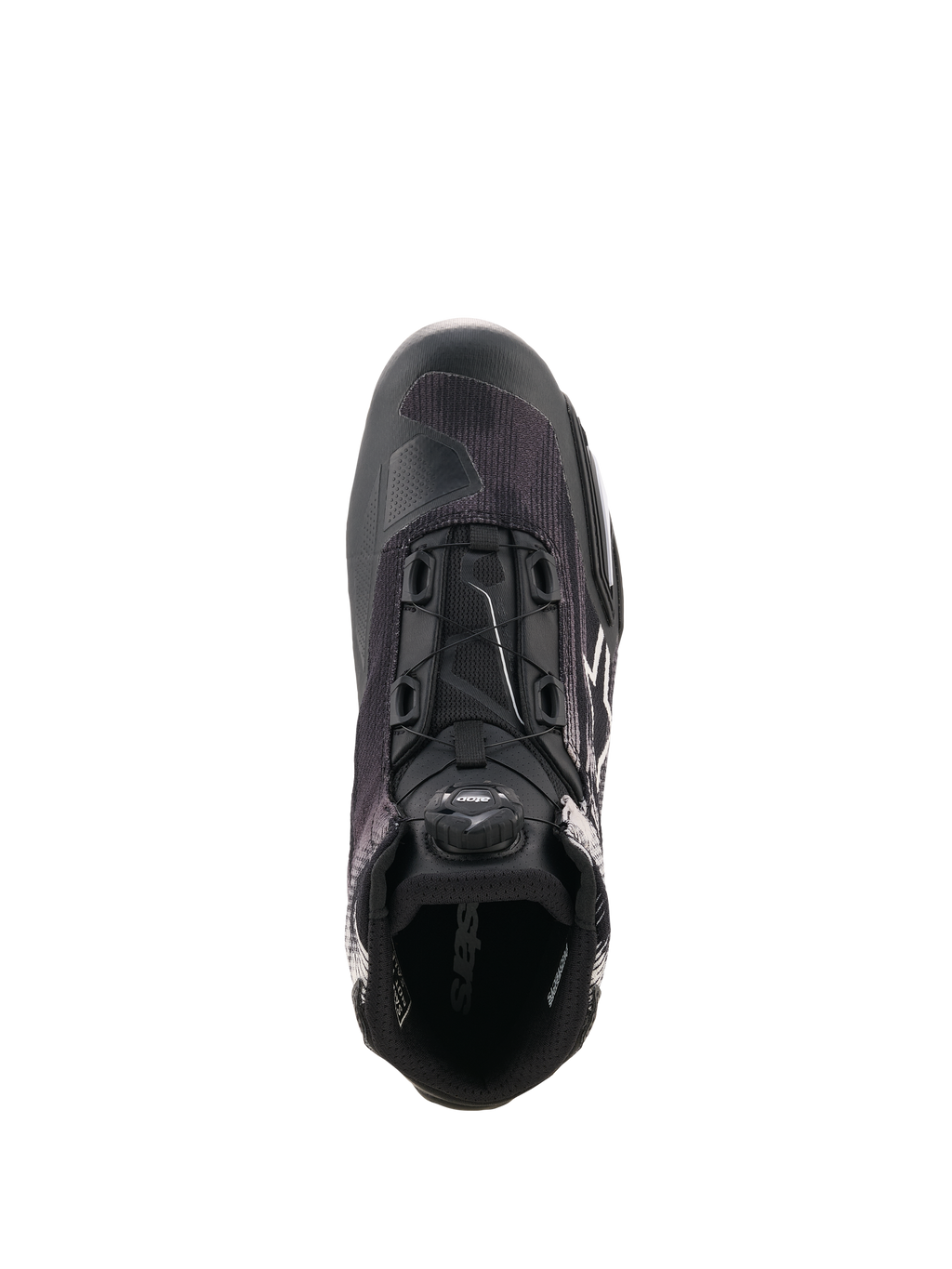 Scarpe Alpinestars Celer Superair, scarpa tecnica da moto in nero e bianco vista dall'alto, con sistema di chiusura Rotor integrato, tomaia in tessuto traspirante e design d'ispirazione sportiva per prestazioni ottimali in climi caldi.