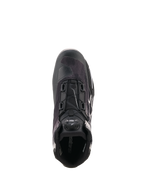 Scarpe Alpinestars Celer Superair, scarpa tecnica da moto in nero e bianco vista dall'alto, con sistema di chiusura Rotor integrato, tomaia in tessuto traspirante e design d'ispirazione sportiva per prestazioni ottimali in climi caldi.