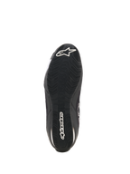 Scarpe Alpinestars Celer Superair, scarpe da moto, nero e bianco, vista dal basso che mostra la suola in gomma resistente all'olio con battistrada testurizzato, logo Alpinestars bianco sul tallone e nome del marchio al centro per grip e prestazioni