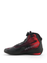Scarpe Alpinestars Celer Superair, scarpe da moto, nero e rosso brillante, vista laterale che mostra la rotella del sistema di chiusura Alpinestars Rotor, tomaia in tessuto ventilato e grafica con sfumatura rossa e scritta Alpinestars