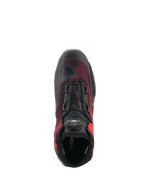 Alpinestars Celer Superair Shoes, scarpe da moto, nero e rosso acceso, vista dall'alto che mostra la rotella del sistema di chiusura Rotor, tessuto traspirante e costruzione rinforzata per la guida sportiva.