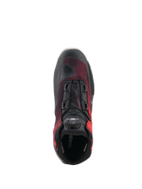 Alpinestars Celer Superair Shoes, scarpe da moto, nero e rosso acceso, vista dall'alto che mostra la rotella del sistema di chiusura Rotor, tessuto traspirante e costruzione rinforzata per la guida sportiva.