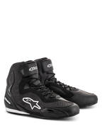 Scarpe Alpinestars Faster-3 Rideknit®, scarpe da moto nere, caratterizzate da pannelli in maglia mesh e telaio in microfibra, logo Alpinestars a stella bianco sul lato, lacci con cinturino a strappo sulla caviglia, progettate per il racing su strada e il pendolarismo urbano