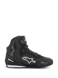 Alpinestars Faster-3 Rideknit Shoes, scarpe da moto alte nere, logo a stella bianco, struttura in maglia testurizzata e mesh, chiusura con lacci e cinturino alla caviglia, tallone e punta rinforzati, suola a basso profilo con dettagli bianchi