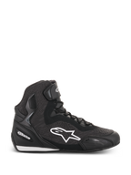 Alpinestars Faster-3 Rideknit Shoes, scarpe da moto alte nere, logo a stella bianco, struttura in maglia testurizzata e mesh, chiusura con lacci e cinturino alla caviglia, tallone e punta rinforzati, suola a basso profilo con dettagli bianchi