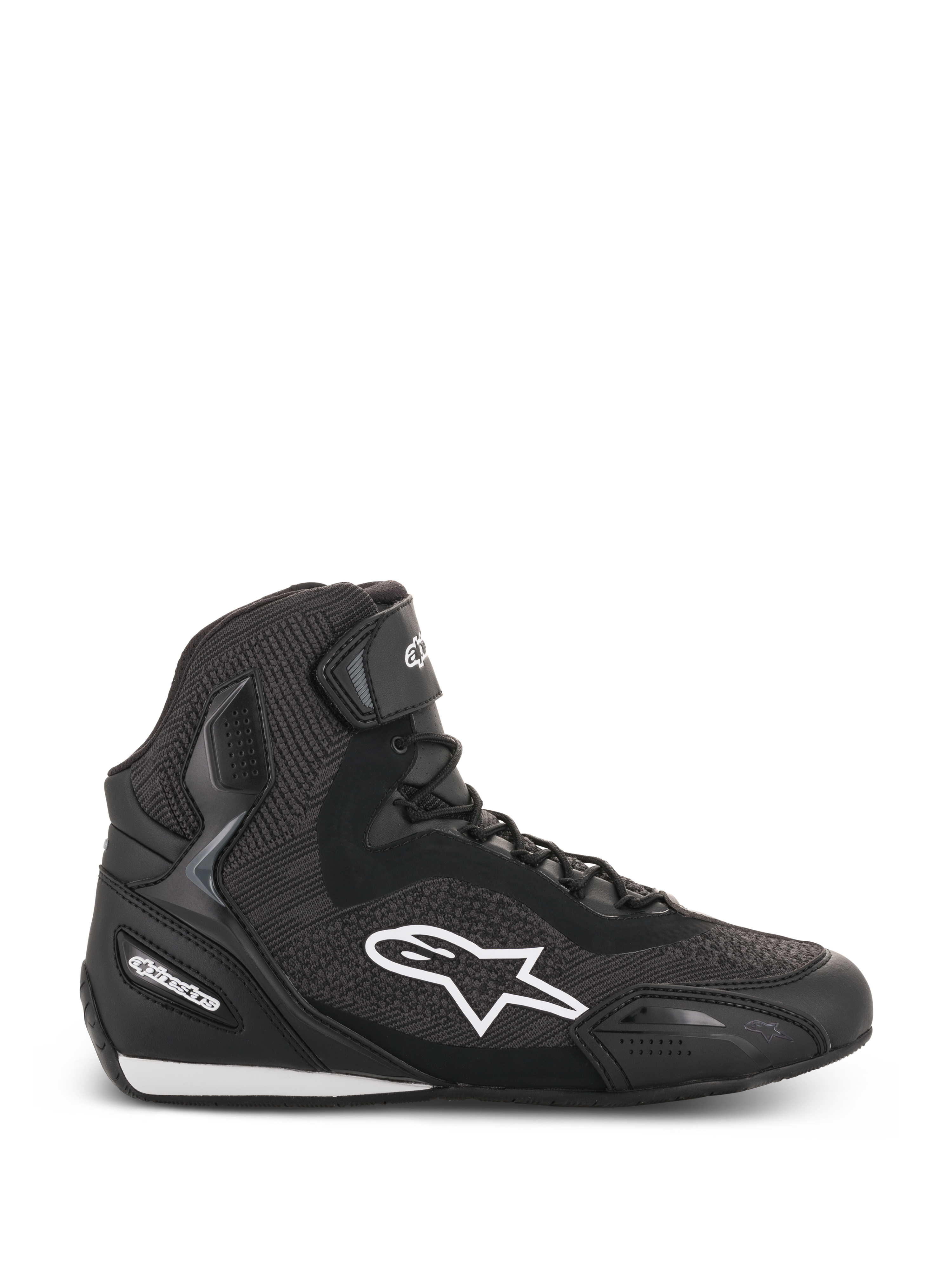 Alpinestars Faster-3 Rideknit Shoes, scarpe da moto alte nere, logo a stella bianco, struttura in maglia testurizzata e mesh, chiusura con lacci e cinturino alla caviglia, tallone e punta rinforzati, suola a basso profilo con dettagli bianchi
