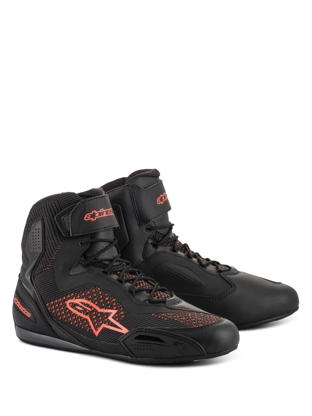 Scarpe Alpinestars Faster-3 Rideknit, scarpe da moto, nero e rosso fluorescente, con pannelli in maglia traspirante e costruzione in microfibra leggera, profilo alto con logo Alpinestars sul lato e sul tallone, chiusura sicura con lacci e cinturino a strappo sulla caviglia