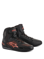 Scarpe Alpinestars Faster-3 Rideknit, scarpe da moto, nero e rosso fluorescente, con pannelli in maglia traspirante e costruzione in microfibra leggera, profilo alto con logo Alpinestars sul lato e sul tallone, chiusura sicura con lacci e cinturino a strappo sulla caviglia