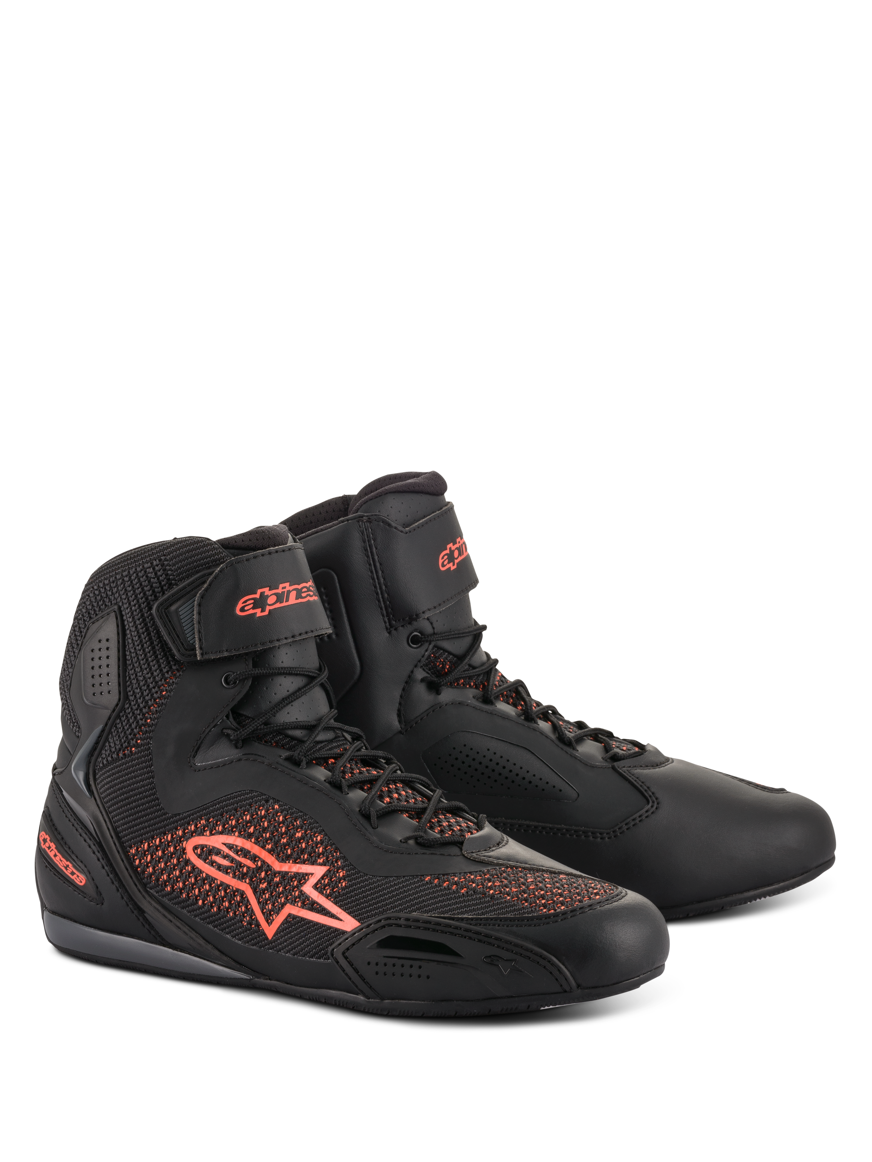 Scarpe Alpinestars Faster-3 Rideknit, scarpe da moto, nero e rosso fluorescente, con pannelli in maglia traspirante e costruzione in microfibra leggera, profilo alto con logo Alpinestars sul lato e sul tallone, chiusura sicura con lacci e cinturino a strappo sulla caviglia