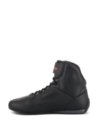 Scarpe Alpinestars Faster-3 Rideknit®, scarpa da moto nera, vista di profilo laterale, tomaia in microfibra nera opaca con pannelli traforati per il flusso d'aria, sistema di chiusura con lacci e logo Alpinestars rosso sul cinturino alla caviglia, design sportivo per guida su strada