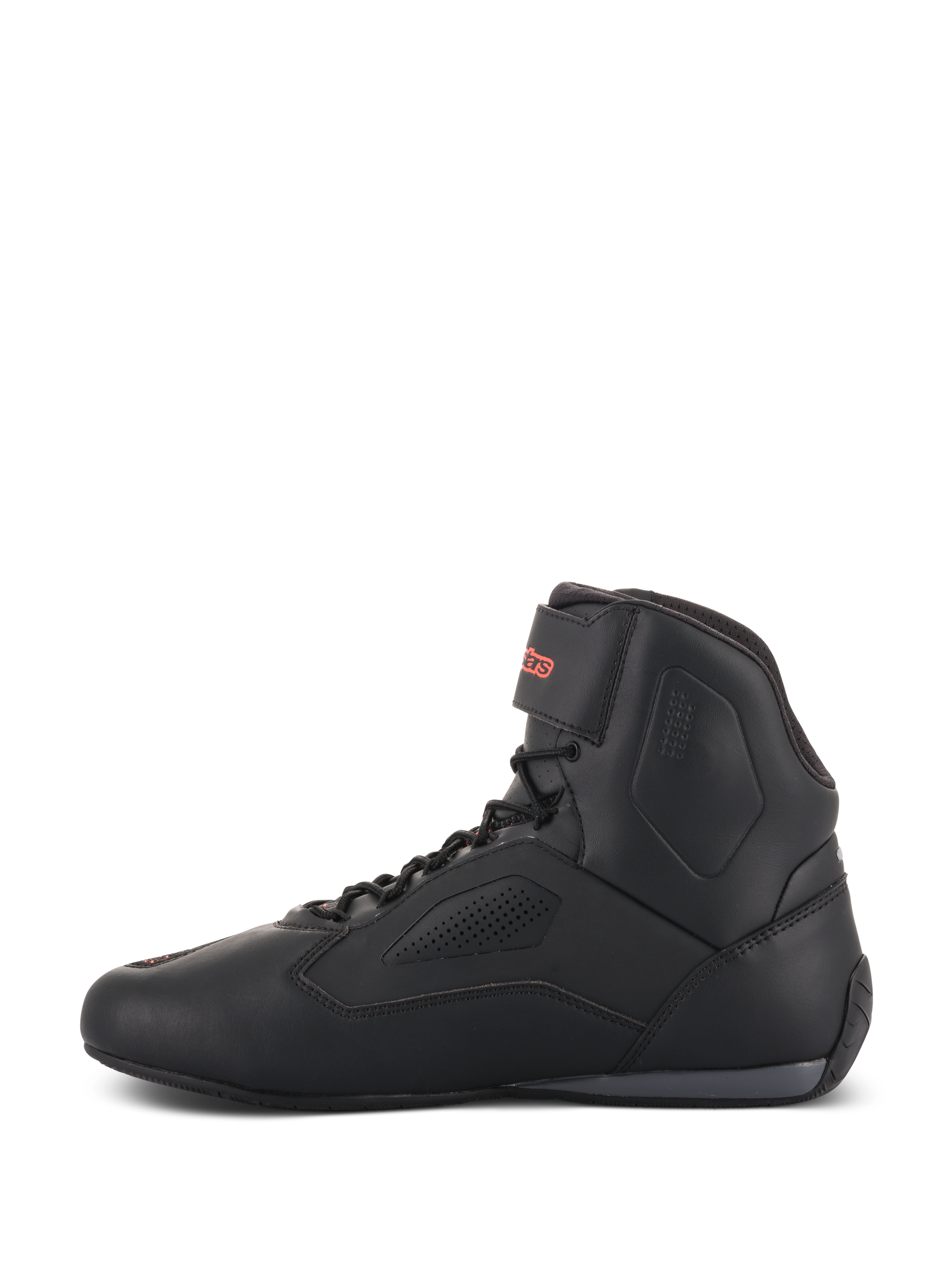 Scarpe Alpinestars Faster-3 Rideknit®, scarpa da moto nera, vista di profilo laterale, tomaia in microfibra nera opaca con pannelli traforati per il flusso d'aria, sistema di chiusura con lacci e logo Alpinestars rosso sul cinturino alla caviglia, design sportivo per guida su strada