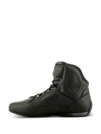 Alpinestars Faster-3 Rideknit® Shoes, scarpe da moto nero, vista di profilo, tomaia in microfibra con pannelli traforati, design a collo alto con chiusura a lacci e cinturino sulla caviglia, calzature racing stradali