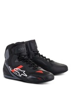 Scarpe Alpinestars Faster-3 Rideknit®, scarpe da moto, nero, grigio e rosso acceso, con tomaia in microfibra e tessuto a maglia, logo Alpinestars bianco sul lato con accenti rossi e bianchi, chiusura con lacci e cinturino in velcro sulla caviglia, design aerodinamico da corsa su strada