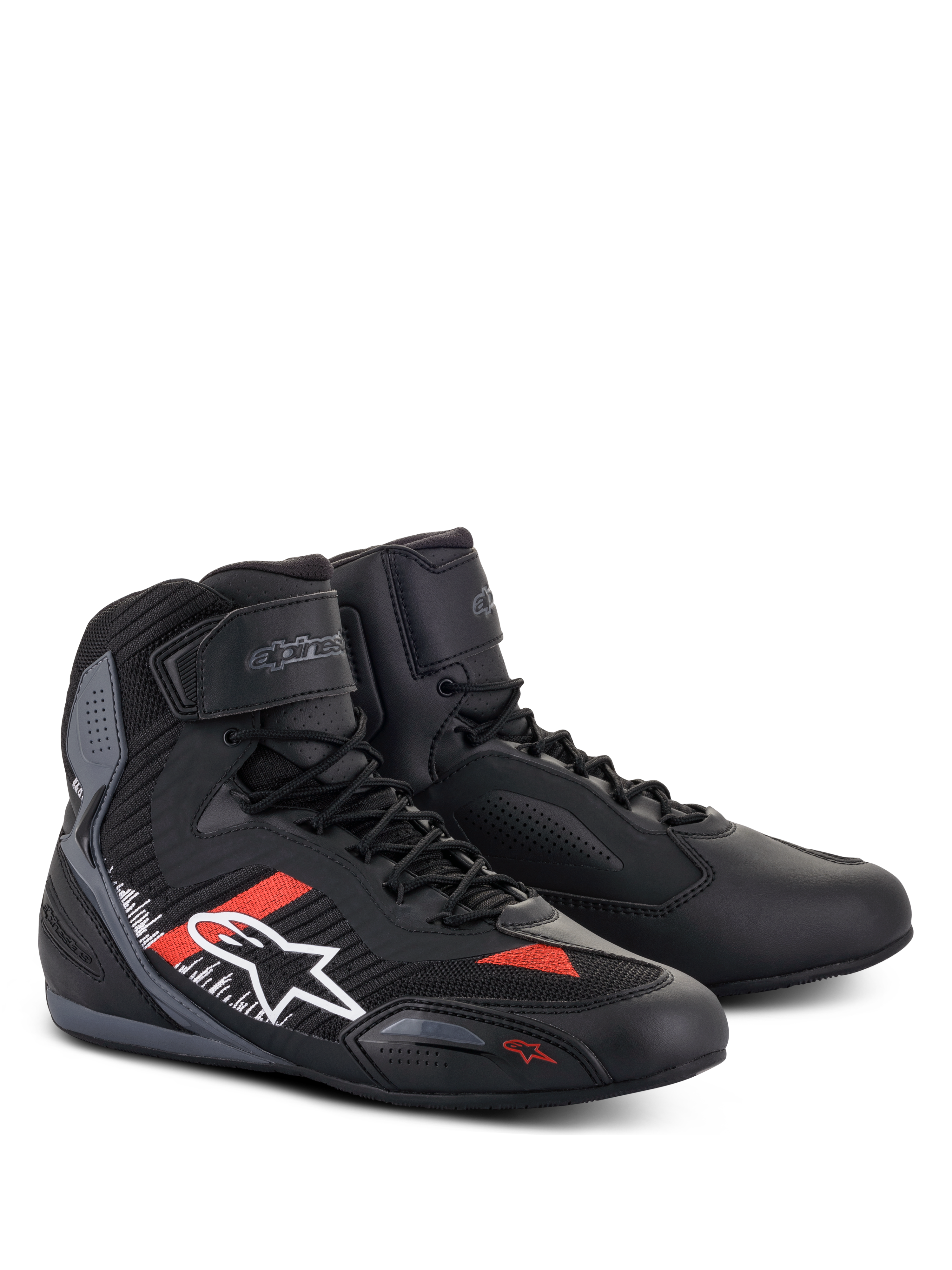 Scarpe Alpinestars Faster-3 Rideknit®, scarpe da moto, nero, grigio e rosso acceso, con tomaia in microfibra e tessuto a maglia, logo Alpinestars bianco sul lato con accenti rossi e bianchi, chiusura con lacci e cinturino in velcro sulla caviglia, design aerodinamico da corsa su strada