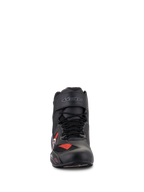 Scarpe Alpinestars Faster-3 Rideknit®, scarpe da moto, nero grigio e rosso vivace, vista frontale con lacci neri e cinturino in velcro con logo, costruzione in microfibra leggera e mesh traspirante, design sportivo per guida su strada