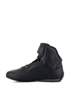Alpinestars Faster-3 Rideknit® Shoes, scarpe da moto, nero, vista laterale di profilo, elegante tomaia in microfibra con pannelli di ventilazione traforati, chiusura con lacci e cinturino a strappo alla caviglia, design sportivo ispirato alle corse su strada