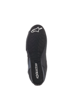 Scarpe Alpinestars Faster-3 Rideknit®, vista della suola, suola in gomma nera con motivo di trazione ondulato, con scritta Alpinestars e logo a stella bianchi, dettaglio del grip per la guida in moto
