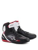 Scarpe Alpinestars Faster-3 Rideknit®, scarpe da moto in nero bianco rosso, design a profilo alto con tomaia in microfibra e maglia mesh, branding Alpinestars bianco sul cinturino alla caviglia e logo laterale, accenti rossi su tallone e punta, stile sportivo da corsa su strada.