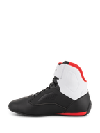 Scarpe Alpinestars Faster-3 Rideknit®, scarpe da moto, nero, bianco e rosso, profilo laterale con telaio inferiore nero, pannello sulla caviglia bianco, fodera interna rossa e dettaglio rosso sulla suola nel tallone, design sportivo da corsa su strada