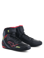 Alpinestars Faster-3 Rideknit® Shoes, scarpe da moto leggere, nero rosso e giallo fluo, tomaia in microfibra e mesh, logo Alpinestars rosso e dettagli giallo fluo, profilo high-top con lacci e cinturino alla caviglia