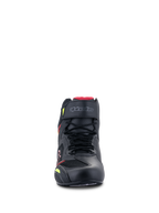 Scarpe Alpinestars Faster-3 Rideknit®, scarpe da moto, nero con dettagli rosso e giallo fluo, vista frontale con lacci, cinturino in velcro sulla caviglia e pannelli in maglia traspirante con fodera rossa