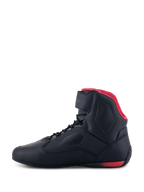 Alpinestars Faster-3 Rideknit® Shoes, scarpe da moto, nero e rosso, vista laterale di profilo, con fodera in mesh rossa, cinturino alla caviglia e telaio in microfibra traforata