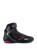 Alpinestars Faster-3 Rideknit® Shoes, scarpe da moto, nero con dettagli rossi e giallo fluo, profilo laterale con struttura in mesh traspirante e microfibra, design a collo alto con logo a stella rosso e cinturino regolabile sulla caviglia