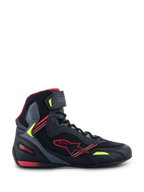Alpinestars Faster-3 Rideknit® Shoes, scarpe da moto, nero con dettagli rossi e giallo fluo, profilo laterale con struttura in mesh traspirante e microfibra, design a collo alto con logo a stella rosso e cinturino regolabile sulla caviglia