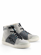 Scarpe da moto Alpinestars Circal, calzature motociclistiche urban, grigio, nero e Methyl Blue, stile sneaker high-top con tela grigio chiaro e pannelli in feltro riciclato grigio scuro, logo a stella nero e suola in gomma punteggiata