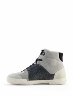 Scarpe da moto Alpinestars Circal, calzature da moto urbane, grigio, nero e Methyl Blue, profilo laterale con materiali in tela e feltro riciclato, suola bianco sporco punteggiata, stile casual high-top per la guida urbana