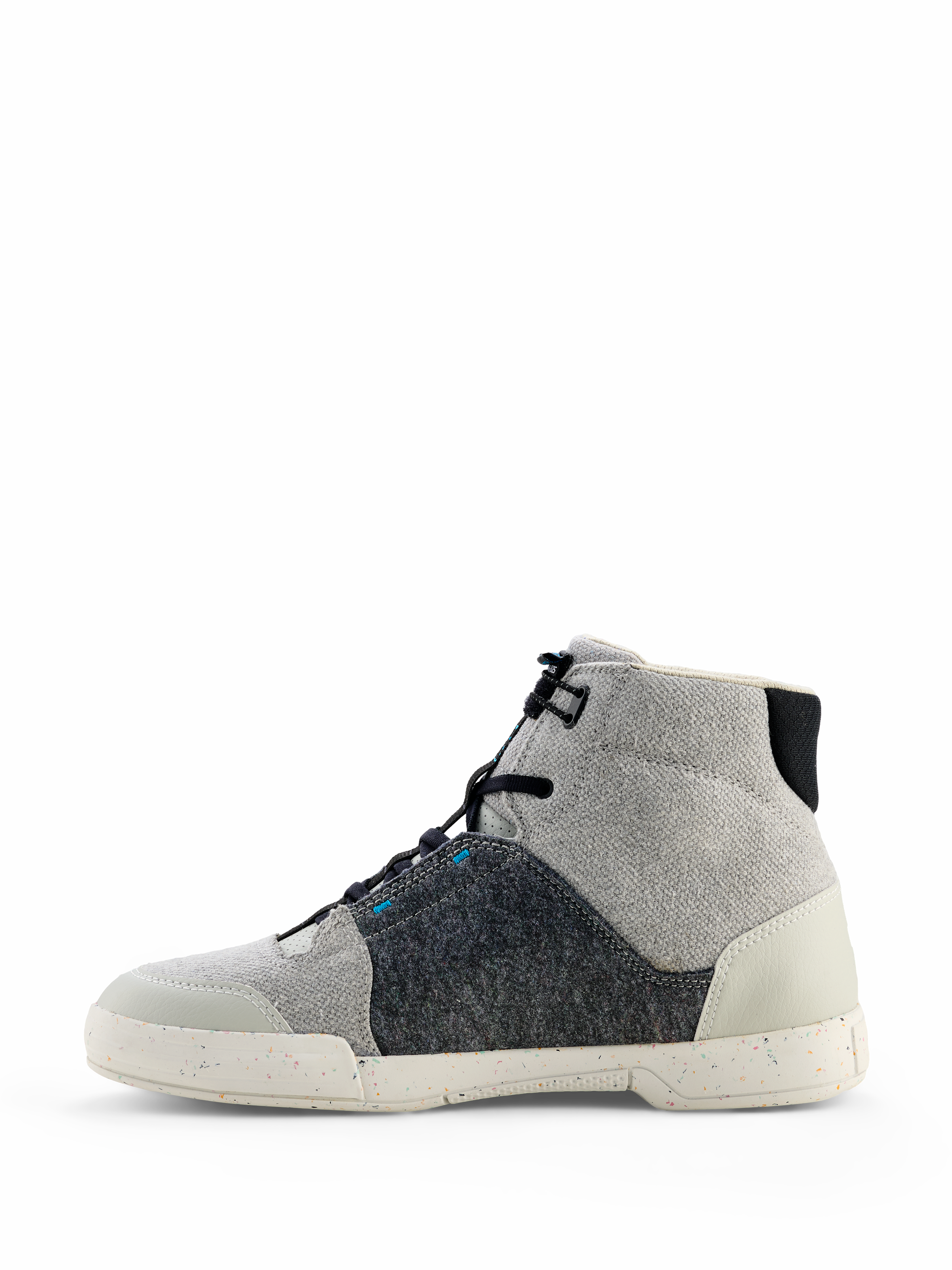 Scarpe da moto Alpinestars Circal, calzature da moto urbane, grigio, nero e Methyl Blue, profilo laterale con materiali in tela e feltro riciclato, suola bianco sporco punteggiata, stile casual high-top per la guida urbana