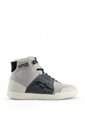 Alpinestars Circal Riding Shoes, sneaker da moto alta in Gray Black Methyl Blue, pannelli in tela grigio chiaro e tessuto testurizzato grigio scuro, suola in gomma bianca con puntini colorati riciclati, logo a stella Alpinestars nero, marchio sulla caviglia "ALPINESTARS SINCE 1963", stile urban riding moderno