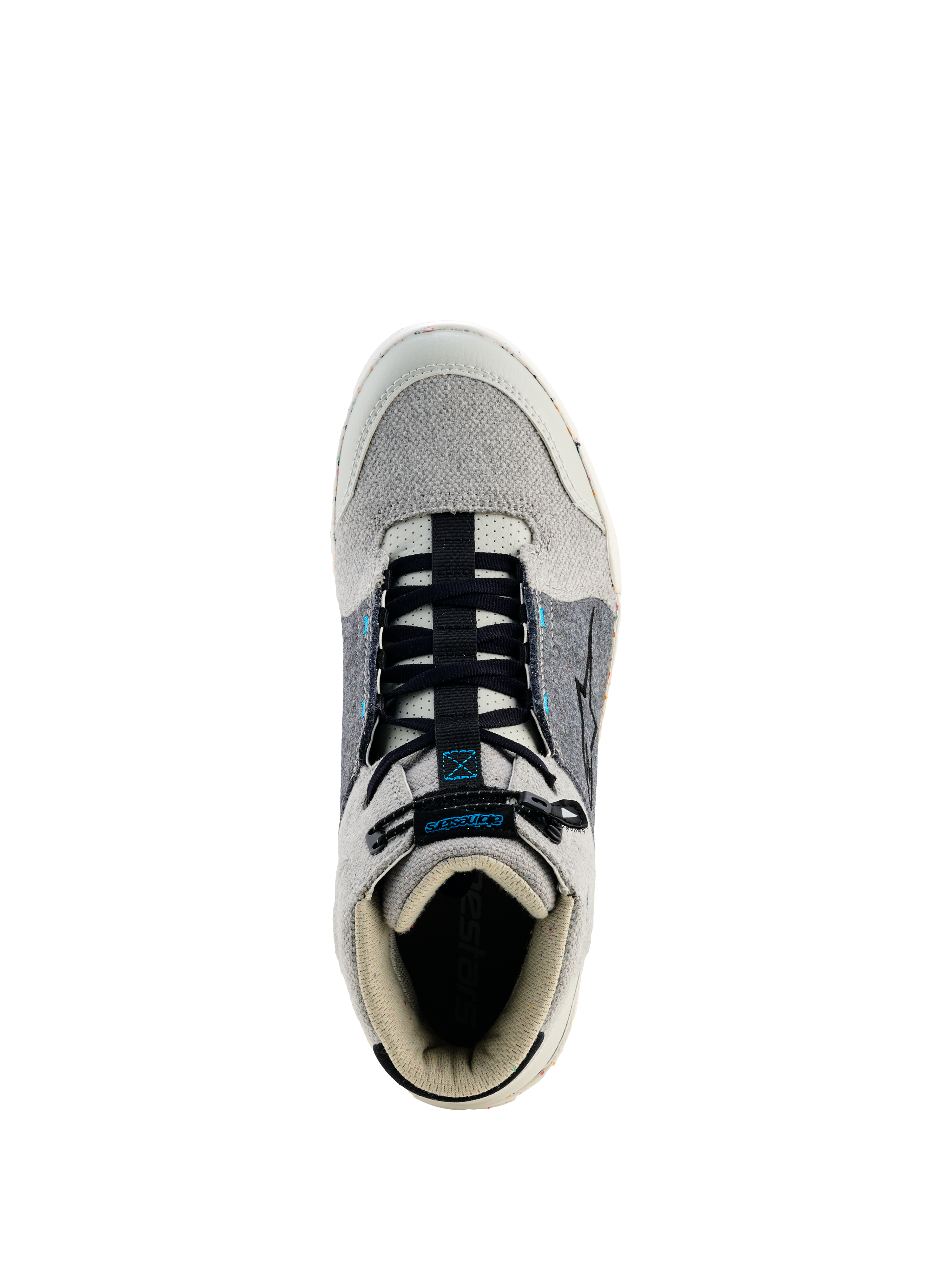 Scarpe da moto Alpinestars Circal, scarpe da moto urbane, grigio, nero e blu metile, vista dall'alto che mostra lacci elasticizzati neri, punta e colletto in tela grigio chiaro, pannelli laterali grigio scuro con dettagli blu, calzature da moto urbane protettive e sostenibili