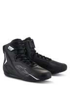 Alpinestars Faster-4 Shoes, scarpe da moto, nero, design a profilo alto con chiusura a lacci e cinturino a strappo, con loghi bianchi e grigi, costruzione in microfibra per la guida su strada