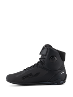 Scarpe Alpinestars Faster-4, scarpe da moto, nero, vista laterale, design a collo alto con chiusura a lacci e cinturino superiore regolabile, scritta 'Alpinestars Protects' sul lato esterno, tomaia in microfibra con zone di protezione integrate