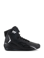 Scarpe Alpinestars Faster-4, scarpa da moto alta nera, profilo laterale, nero con dettagli bianchi, chiusura con lacci e cinturino a strappo, design sportivo con colletto imbottito e protezione in TPU