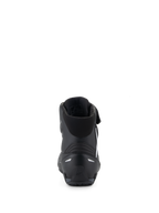 Scarpe Alpinestars Faster-4, scarpe da moto nere, vista posteriore che evidenzia il contrafforte del tallone in TPR e i dettagli riflettenti, colletto in tessuto imbottito, design orientato alle prestazioni per la guida sportiva su strada.