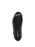 Scarpe Alpinestars Faster-4, nero, vista dal basso della suola in gomma con motivi di grip testurizzati, logo Alpinestars bianco sull'avampiede e marchio sul tallone, scarpa tecnica da moto