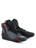 Alpinestars Faster-4 Shoes, scarpe da moto, nero grigio e rosso fluo, tomaia in microfibra senza cuciture con pannelli protettivi in TPU, chiusura con lacci e cinturino a strappo, profilo aerodinamico sportivo per guida su strada